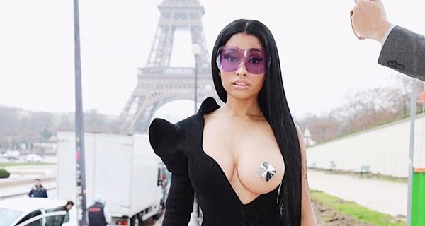 Ники Минаж появилась на модном показе в Париже с голой грудью