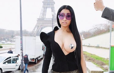 Ники Минаж появилась на модном показе в Париже с голой грудью