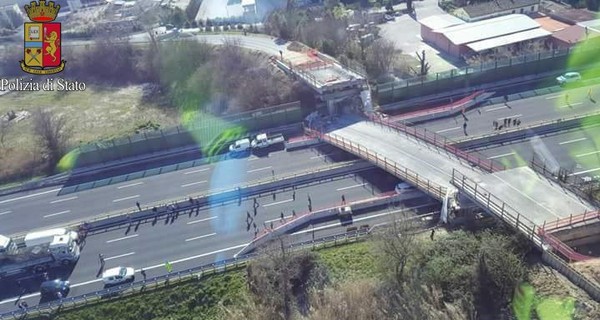 В Италии обвалился автомобильный мост