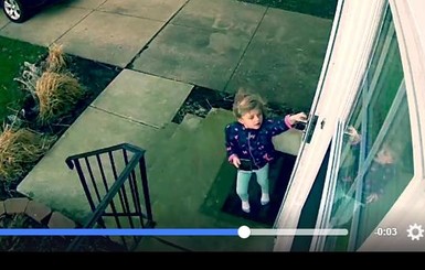 В США маленькую девочку унесло ветром на пороге дома