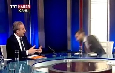 Ведущий турецкого телеканала упал в обморок в прямом эфире 