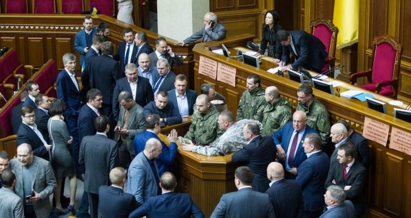 Заседание Рады сорвано скандалом: пришли полицейские, конфликтовавшие с Парасюком 