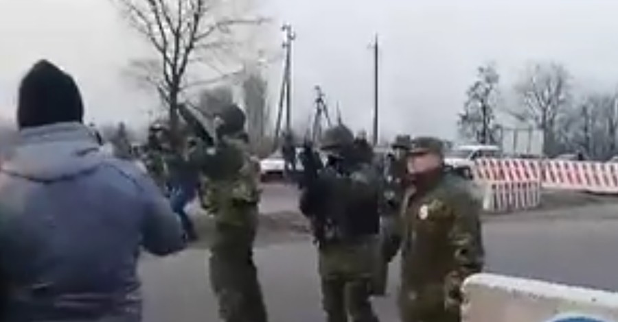 Блокада Донбасса: полиция снова открыла стрельбу из-за депутата