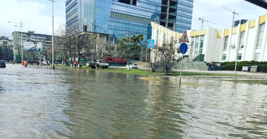 Наводнение в Киеве: улицу Борщаговскую снова затопило