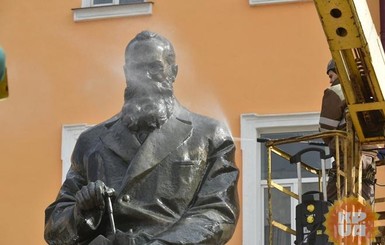 Памятник Грушевскому помыли в честь 100-летия Центральной Рады