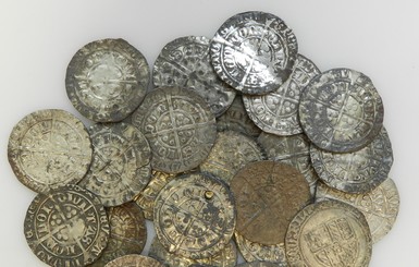В Великобритании обнаружили клад из средневековых монет