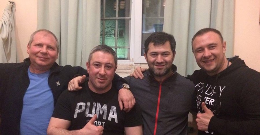 Насиров сфотографировался со своими друзьями по камере