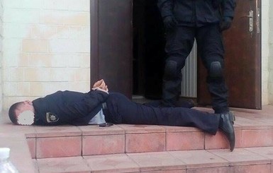 В Киеве поймали полицейских, которые торговали оружием