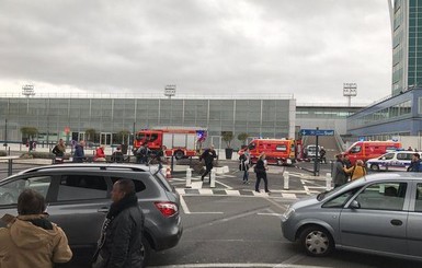 В парижском аэропорту Орли устроили стрельбу, идет спецоперация