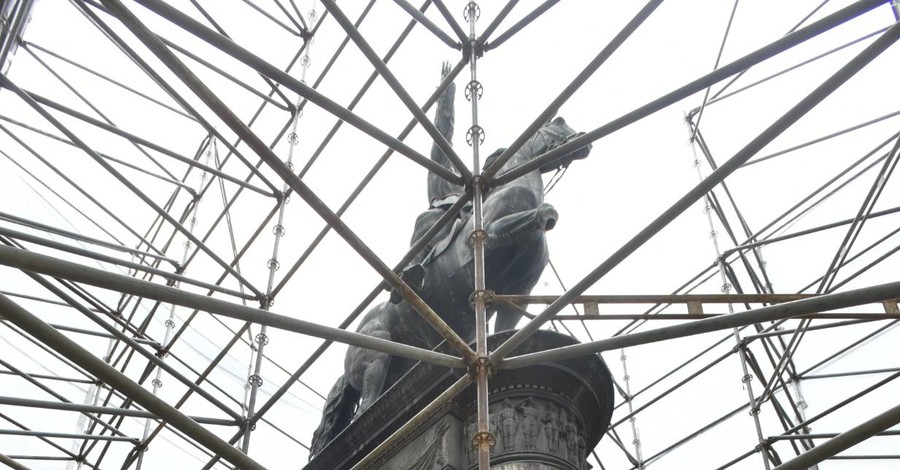 Скульптор о повреждении памятника Щорсу: 