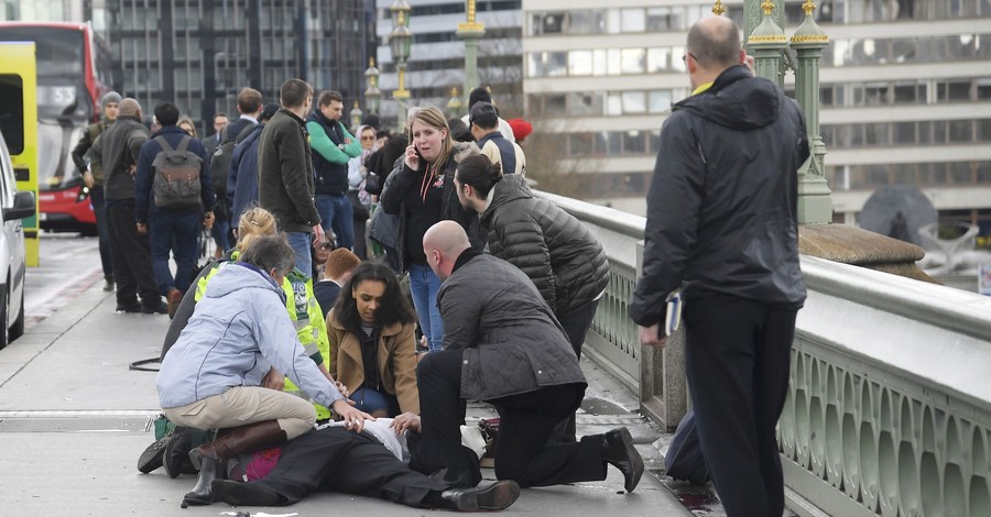Теракт в Лондоне: у парламента стрельба, рядом авто задавило несколько человек