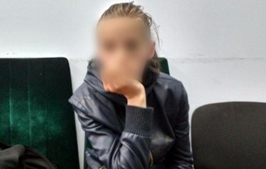 В Киеве задержали мать, которая бросила двух детей ночью на улице