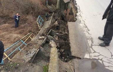 Во Львовской области частично обрушился мост через Днестр