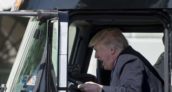 Трамп забрался в большой грузовик, чтоб посигналить