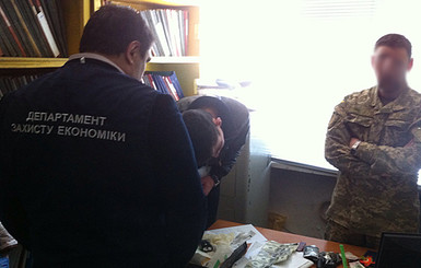 У запорожского военного комиссара-взяточника нашли патроны и печать с гербом РФ