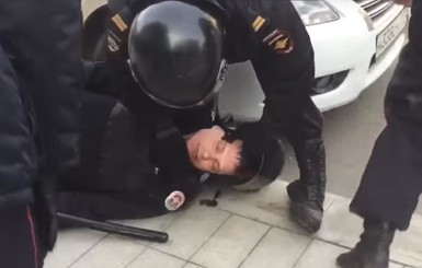 Во время разгона митинга в Москве пострадал полицейский