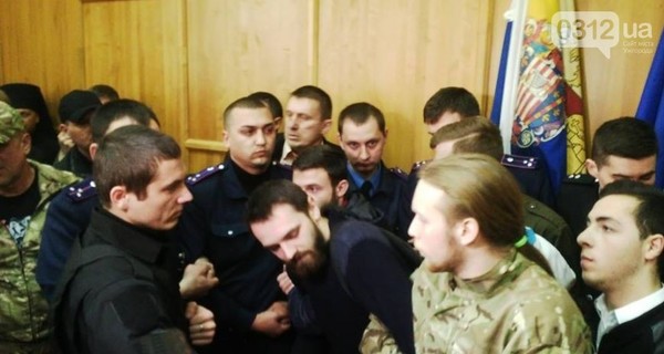 В горсовете Ужгорода полицейские разняли драку священников и военных