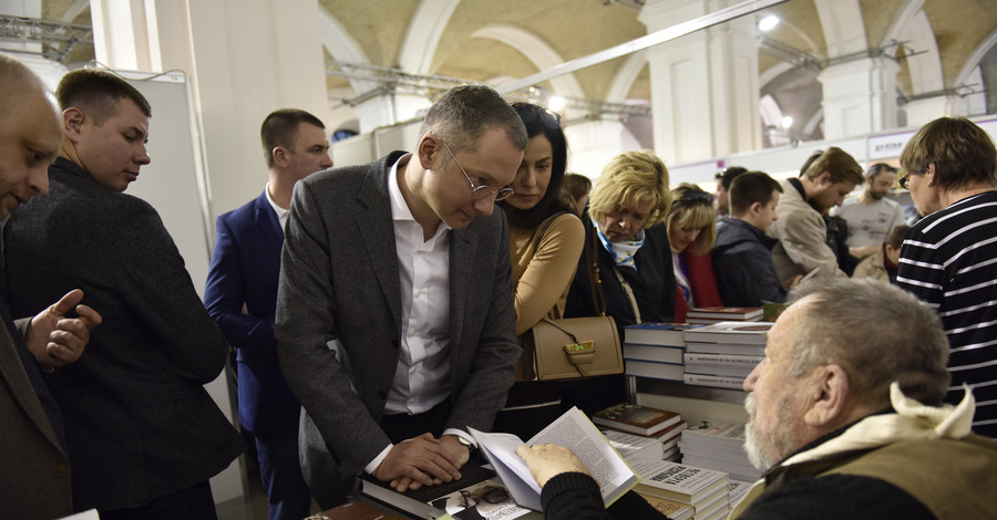 Борис Ложкин задекларировал коллекцию картин, книг и беговую дорожку