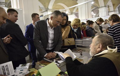 Борис Ложкин задекларировал коллекцию картин, книг и беговую дорожку