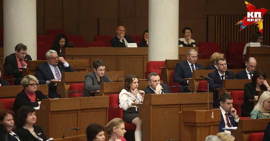 Белорусский депутат пришла в парламент со сломанной ногой
