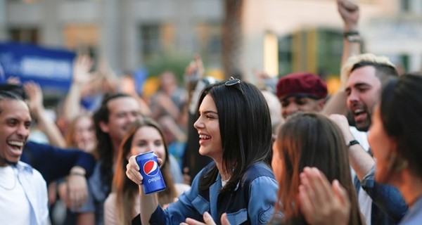 Компания Pepsi извинилась за скандальную рекламу с сестрой Кардашьян