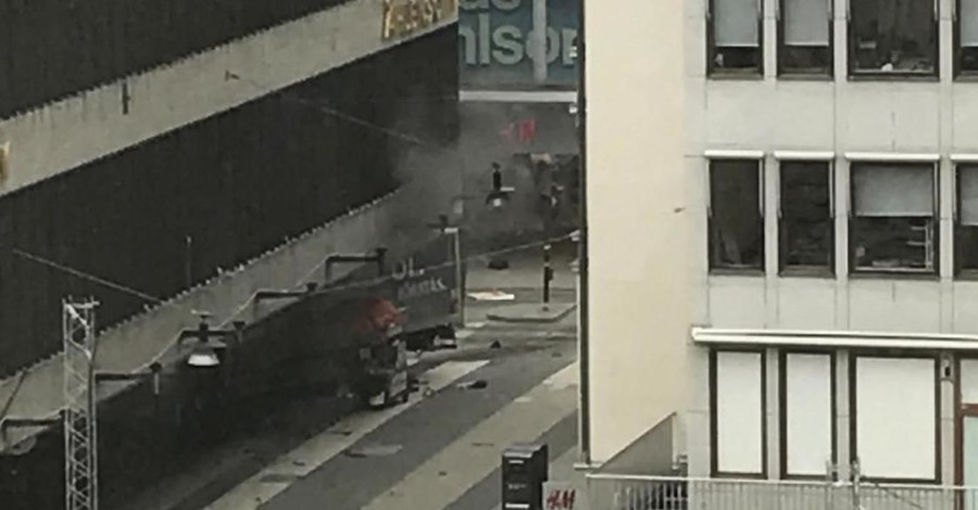 Опубликованы первые видеозаписи с места теракта в центре Стокгольма 