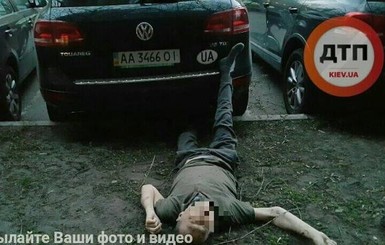 В Киеве пожилой мужчина выпал с 13 этажа