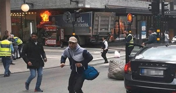 В сети появилось видео  теракта в Стокгольме, когда грузовик въехал в толпу людей