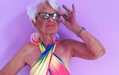 Звездой сети стала  88-летняя бабушка, танцующая  рэп в голубом мини-костюме  