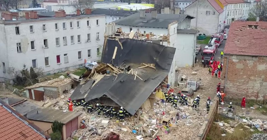 Под завалами взорвавшегося в Польше дома нашли еще два тела