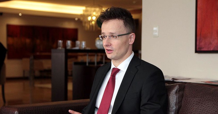МИД Венгрии поддержал двойное гражданство венгров в Украине