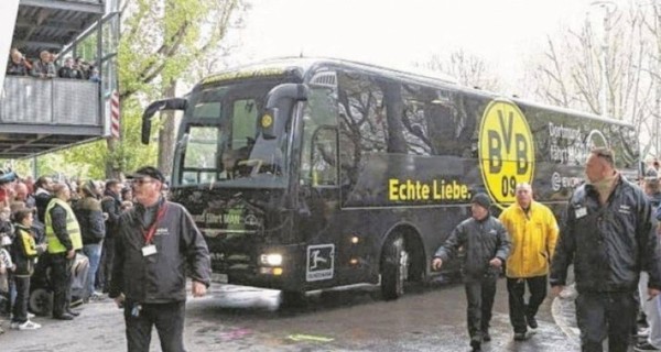 Возле автобуса футболистов дортмундской 