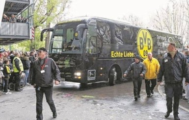 Возле автобуса футболистов дортмундской 