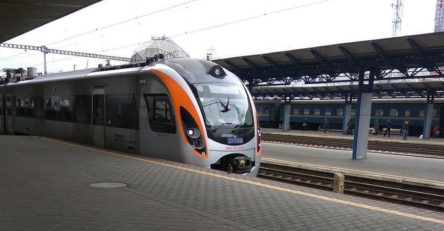 В Киевской области недовольные пассажиры заблокировали поезд 