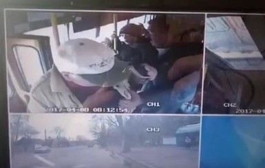 Опубликовано видео избиения пенсионера с инвалидностью в маршрутке Житомира 