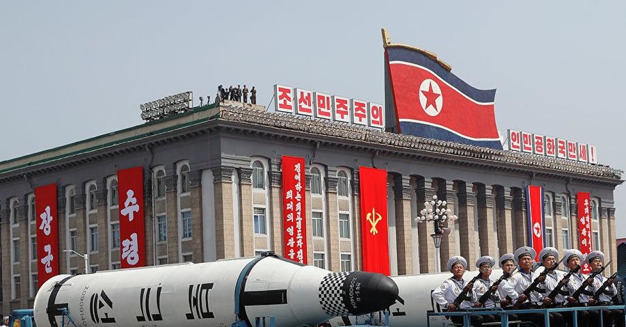 На параде КНДР продемонстрировали новые баллистические ракеты
