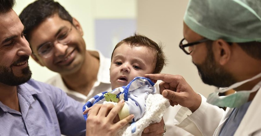 Индийские врачи успешно прооперировали ребенка с восемью конечностями