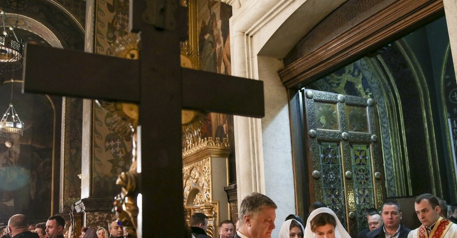 Порошенко помолился в храмах Киева и поздравил украинцев с Пасхой