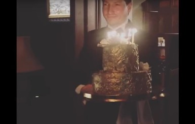 Пугачевой на день рождения подарили покрытый золотом торт