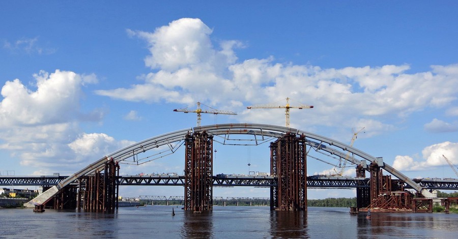В Киеве с недостроенного моста сорвался подросток