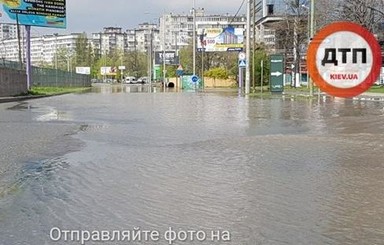 В Киеве в третий раз затопило улицу Борщаговскую