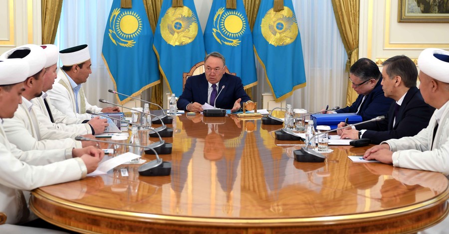 Президент Казахстана раскритиковал исламскую молодежь за бороды и черные одеяния
