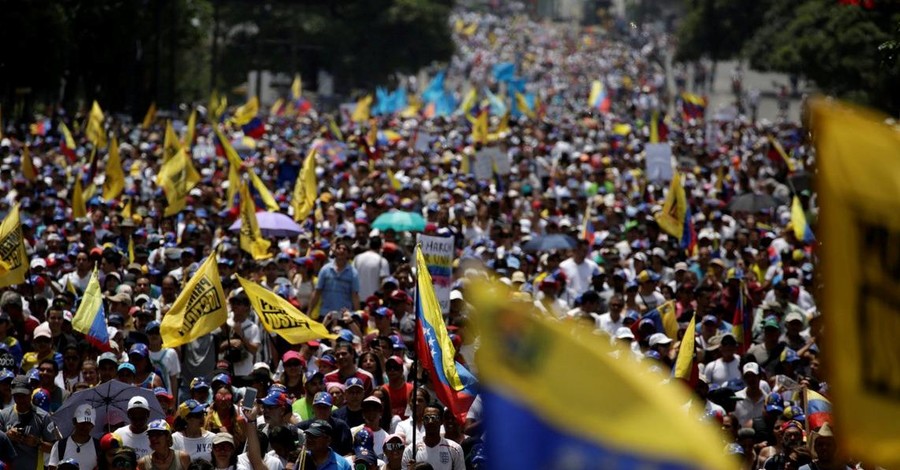 В Венесуэле противники и сторонники Мадуро устроили многочисленные митинги