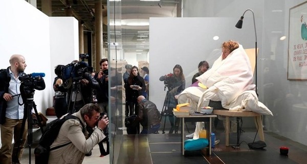 В Парижском музее художник-акционист высидел цыпленка