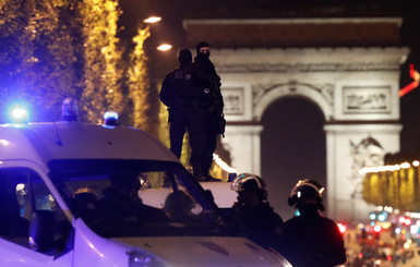 Появилось видео нападения террориста на полицейских в Париже