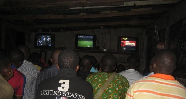 В Нигерии более 30 человек погибли от удара током во время просмотра футбольного матча
