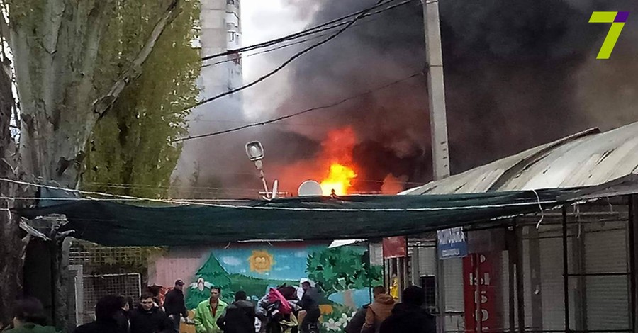 В Одессе загорелся рынок 