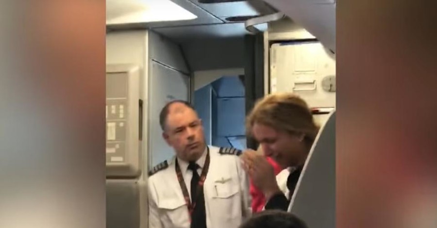 Новый скандал с American Airlines: стюард силой вытолкал из самолета женщину с ребенком