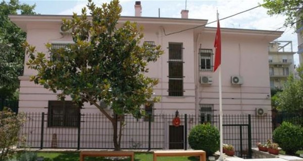 В Греции неизвестные атаковали турецкое консульство коктейлями Молотова