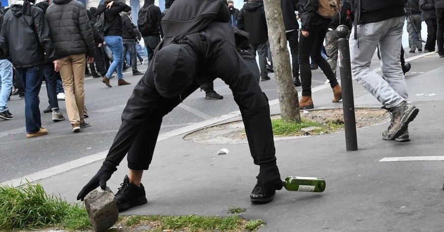 Во Франции на 1 мая демонстранты напали на полицейских